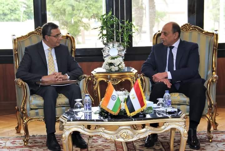 وزير الطيران يلتقي السفير الهندي ووفداً من شركة GMR لبحث الفرص الإستثمارية فى تطوير المطارات

