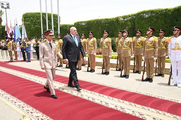 وزير الدفاع يبحث مع نظيره الإيطالي آخر المستجدات على الساحتين الإقليمية والدولية
