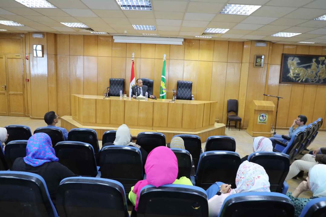 نائب محافظ المنيا يجتمع بالعاملين بالمحافظة حملة الماجستير والدكتوراه ويعلن إنشاء مركزا للدراسات الفكرية لتنمية وتطوير الأداء الحكومي وقياس الرأي العام