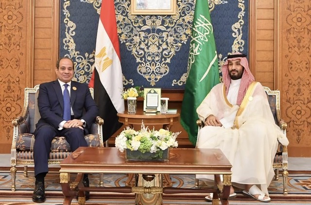 السيسي يعود إلي أرض الوطن بعد مشاركته في القمة العربية بجدة