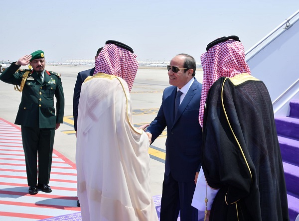 الرئيس السيسي يصل مقر انعقاد القمة العربية بجدة
