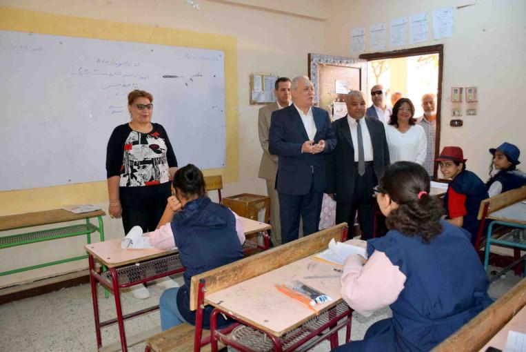 محافظ الأقصر يتابع إمتحان الشهادة الإعدادية ويؤكد أن الاسئلة من داخل المناهج الدراسية
