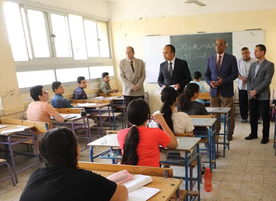 نائب محافظ المنيا يتفقد لجان امتحانات الشهادة الإعدادية ويوجه بسحب عينة عشوائية من امتحان الهندسة استجابة لشكاوى الأهالي 