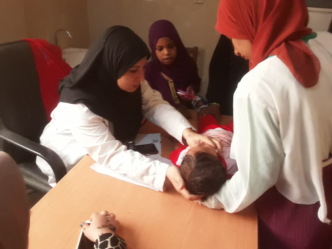 الكشف علي 633 حالة بقافلة طبية لجامعة جنوب الوادى  بنجع حمادي

