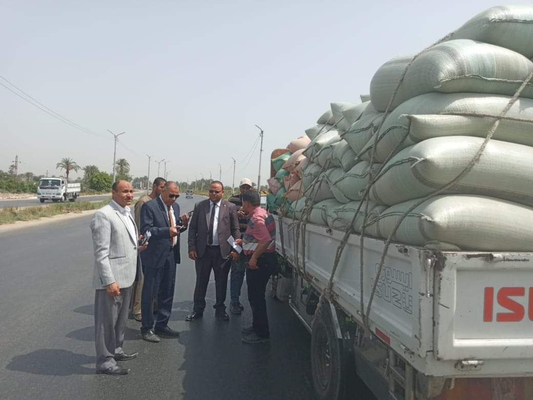 ضبط عدد من السيارات المحملة بـ 98 طن من محصول القمح بهدف الاحتكار بمراكز ملوي والمنيا ومطاي