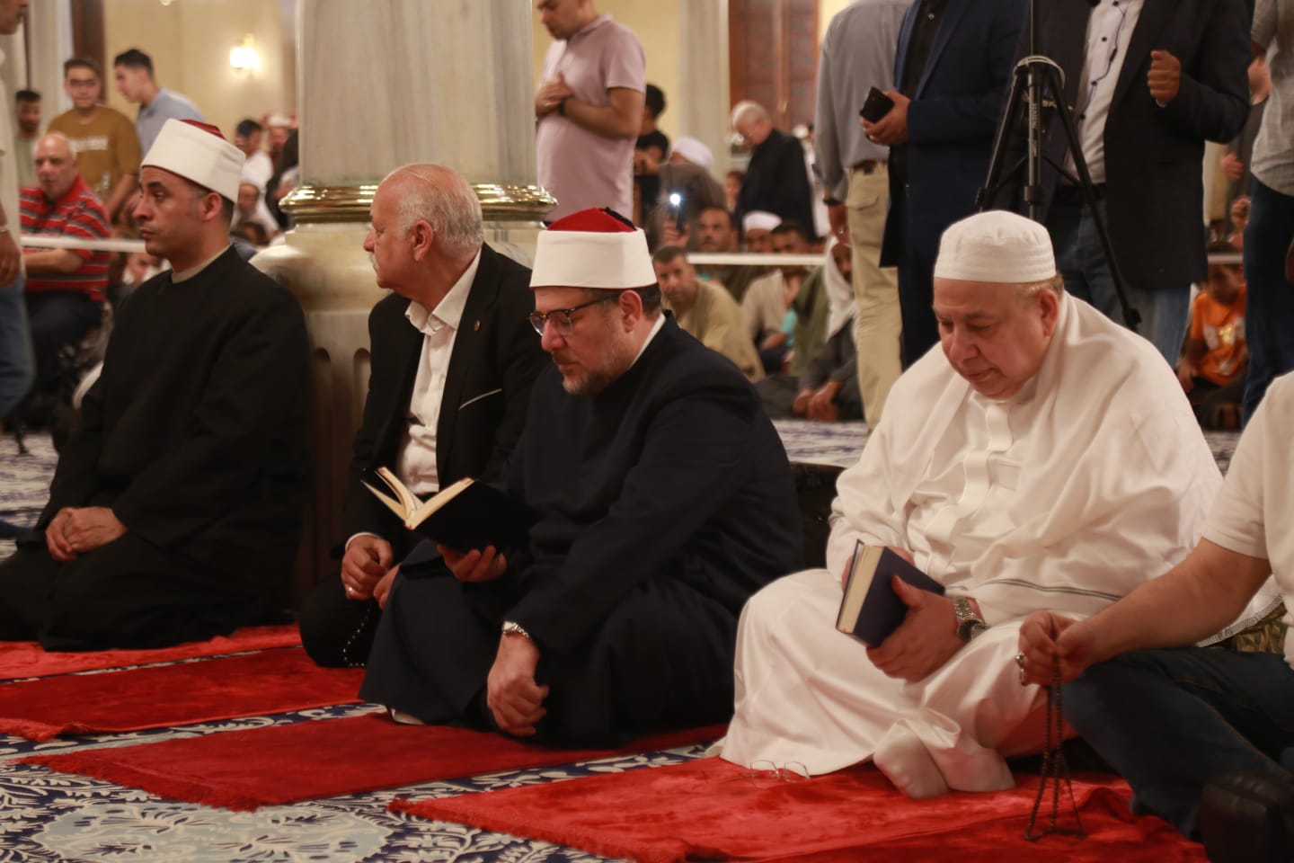 نقيب الأشراف يؤدي صلاة الجمعة بمسجد الإمام الحسين ويشارك في 