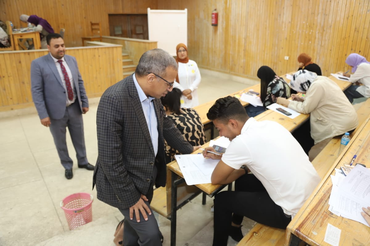 بدء امتحانات الفصل الدراسي الثاني بجامعة جنوب الوادي وجولة تفقديه لنائب رئيس الجامعة 

