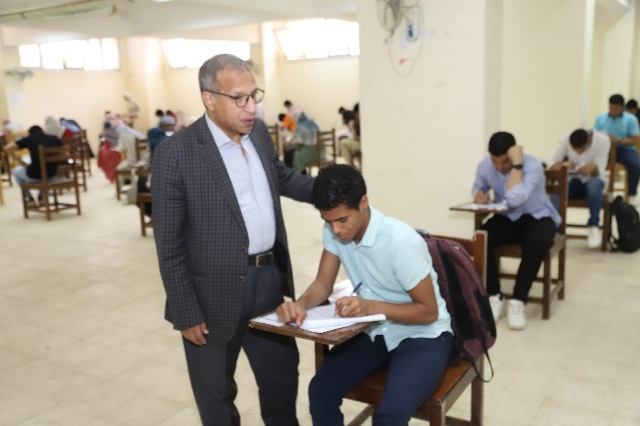 جولات تفقدية في اليوم الثاني لامتحانات نهاية العام بجامعة جنوب الوادي

