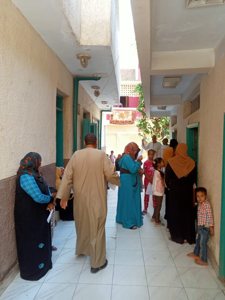 الكشف المجانى على 591 حالة بقافلة طبية لجامعة جنوب الوادى بنجع حمادى

