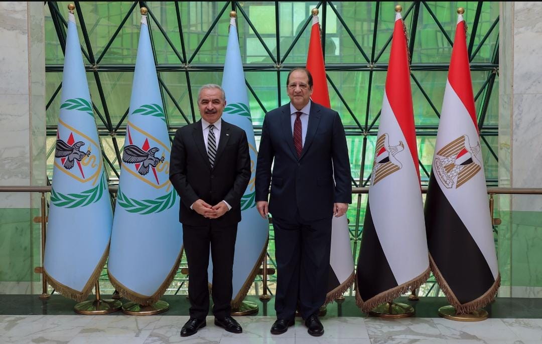 اللواء عباس كامل يبحث مع رئيس الوزراء الفلسطيني القضايا ذات الاهتمام المشترك وتخفيف معاناة قطاع غزة