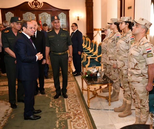 بالصور..الرئيس السيسى يؤكد حرص الدولة على اتباع أعلى المعايير لانتقاء الكوادر علميا وفنيا