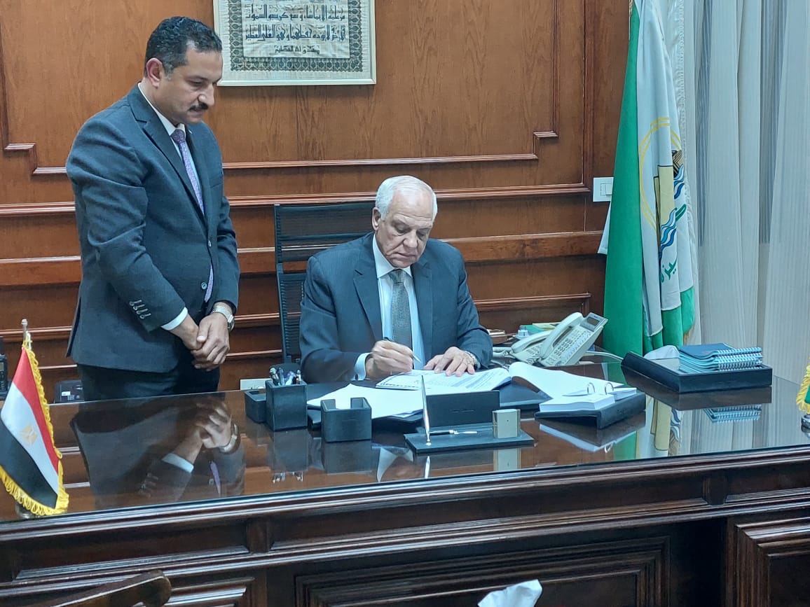 صور للقوائم .. اوائل الشهادة الاعدادية بمحافظة الجيزة