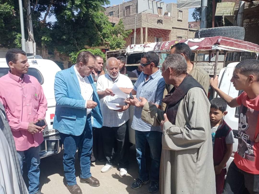 رئيس مركز ملوى بالمنيا يتفقد عددا من مواقف السيارات لمتابعة انتظام العمل وتطبيق تعريفة المواصلات الجديدة