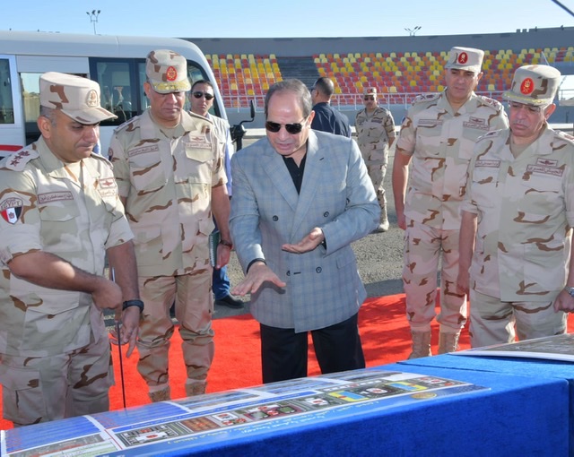 السيسي يجتمع بكبار قادة القوات المسلحة بمقر القيادة الإستراتيجية