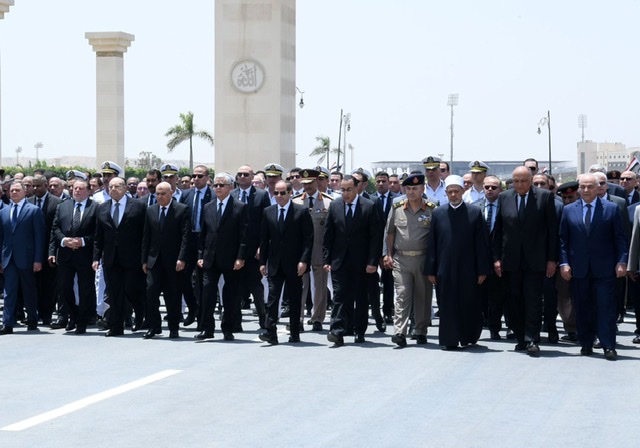 بالصور.. السيسي يشارك في جنازة والدة رئيس مجلس الوزراء