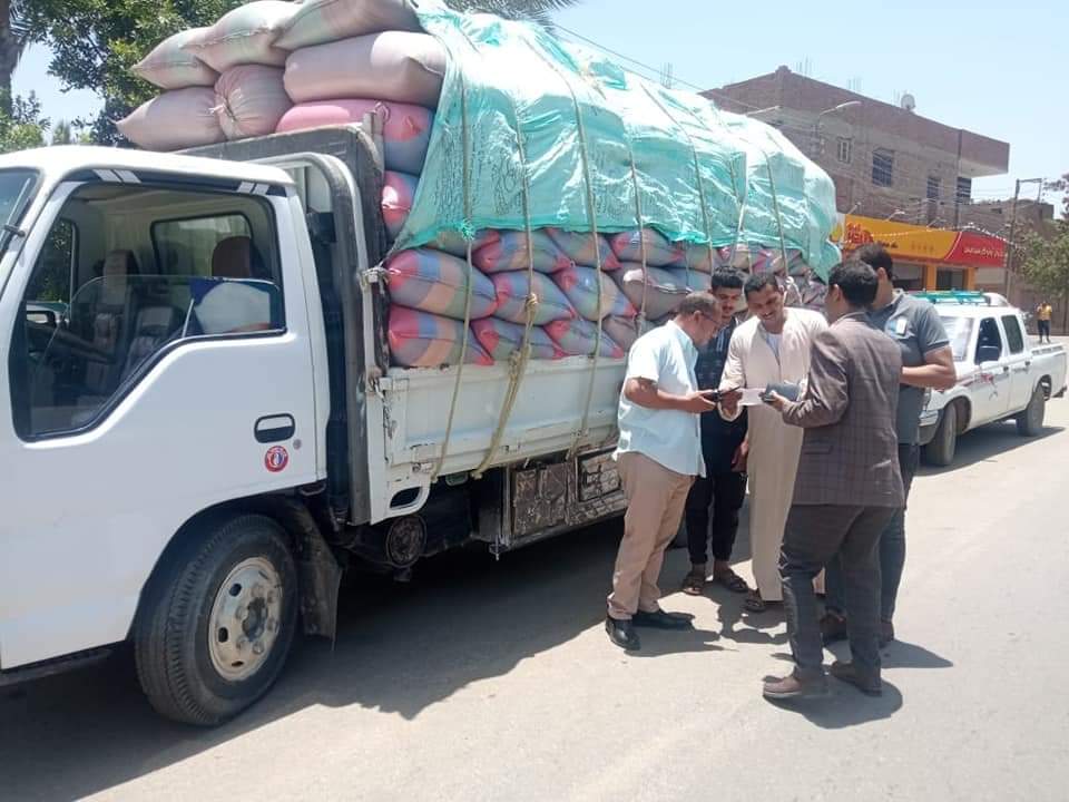 ضبط ٣ سيارات محملة بـ ٢٨طن قمح بدون ترخيص وتسليمها للمطاحن بالمنيا
