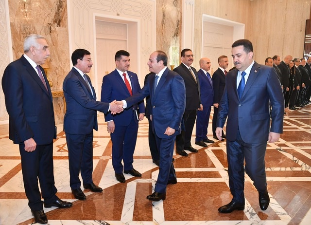 بالصور.. الرئيس السيسي يستقبل رئيس وزراء العراق والوفد المرافق له