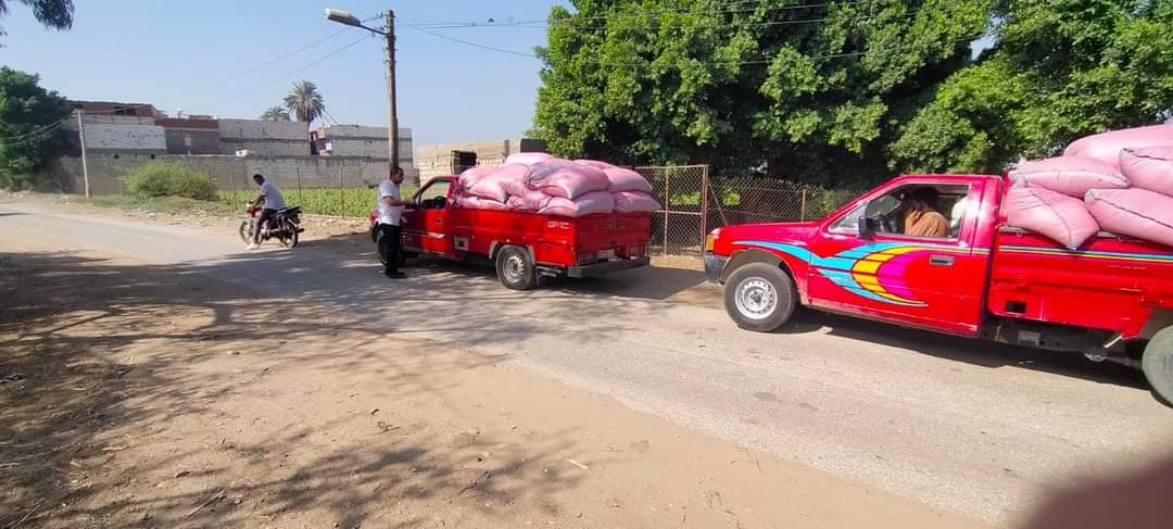 ضبط سيارتين محملتين بـ 5 طن قمح بدون ترخيص وتسليمها للمطاحن بدمشير بالمنيا