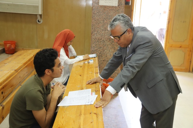 استمرار الامتحانات بكليات جنوب الوادى وجولة تفقدية لرئيس الجامعة 