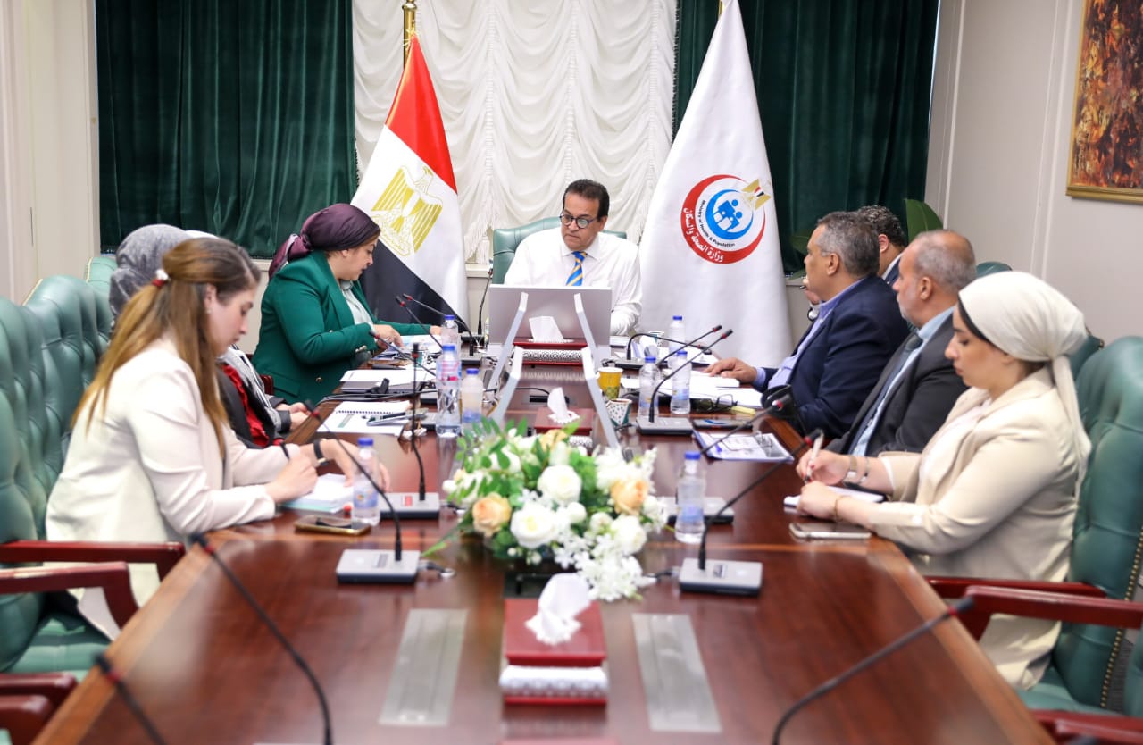 وزير الصحة يعقد اجتماعاً مع رئيس أمانة المراكز الطبية المتخصصة ومدير عام خدمات نقل الدم القومية لمتابعة عدد من ملفات العمل
