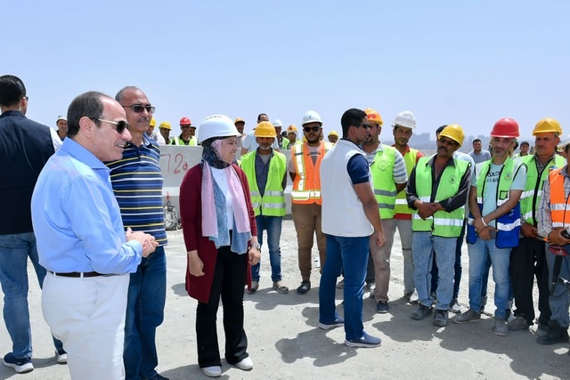 بالصور.. الرئيس السيسي يتفقد أعمال تطوير عدد من الطرق والمحاور بالقاهرة الكبرى