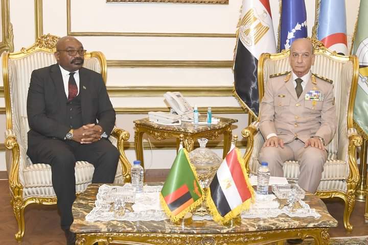 وزير الدفاع يبحث مع نظيره الزامبي الموضوعات ذات الإهتمام المشترك وتبادل الخبرات العسكرية