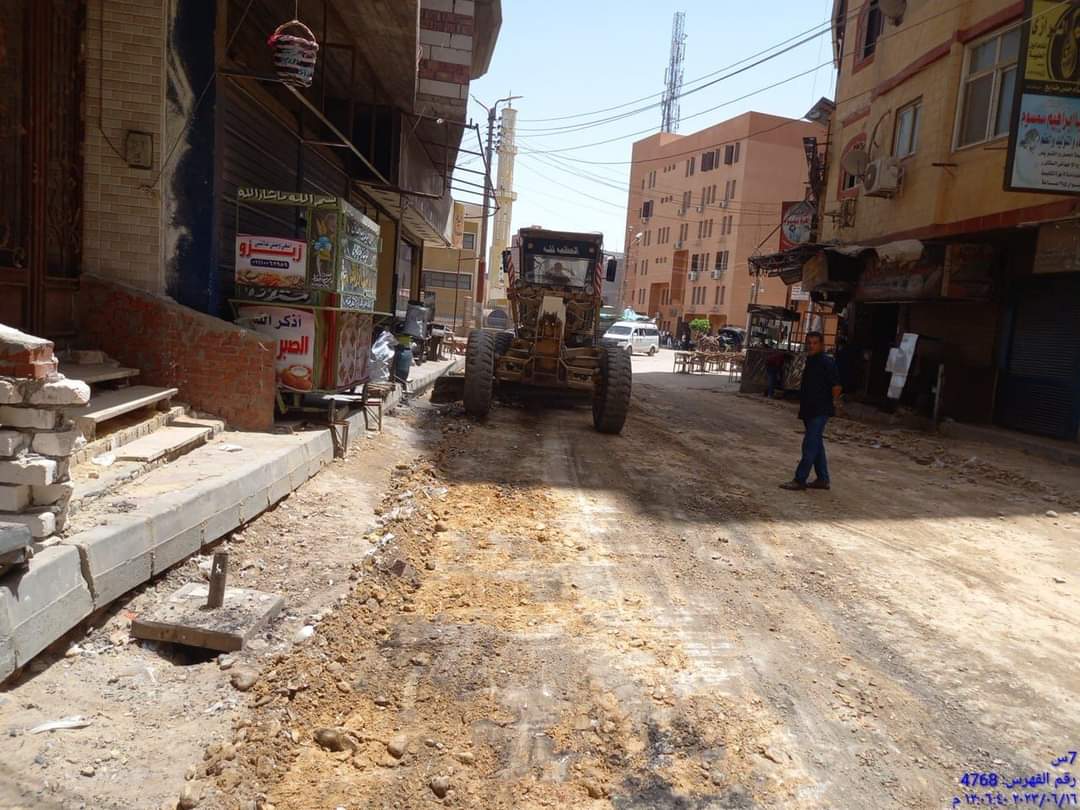 إصلاح أبراج كهرباء وتطهير شبكات مياه بقرى بنى مزار ورصف طرق فى مغاغة بالمنيا