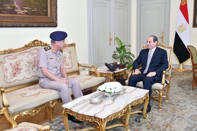 الرئيس السيسي يستقبل وزير الدفاع والإنتاج الحربي