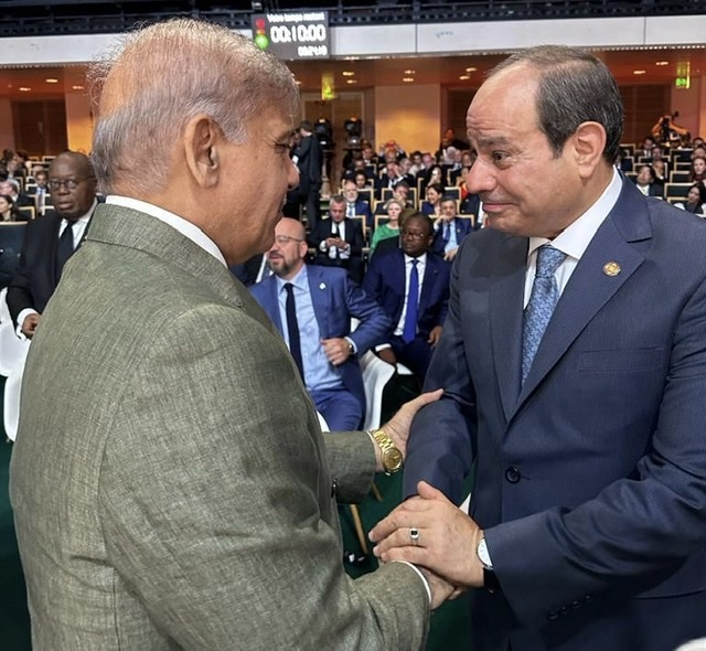 السيسي ورئيس وزراء باكستان يؤكدان عزمهما على تعزيز وتوسيع العلاقات الثنائية