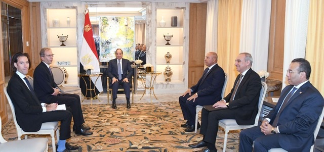 الرئيس السيسي يبحث التعاون المشترك مع شركة ألستوم الفرنسية بباريس