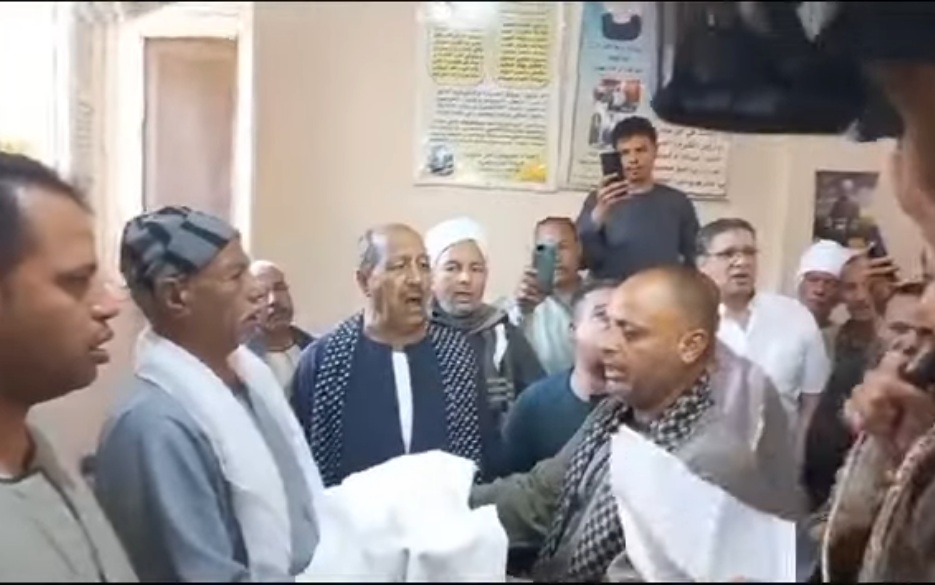 بالفيديو .. جهود أمنية وشعبية تنهى خصومة ثأرية عمرها 7 سنوات بين آل دياب وآل دهمان في ساحل سليم
