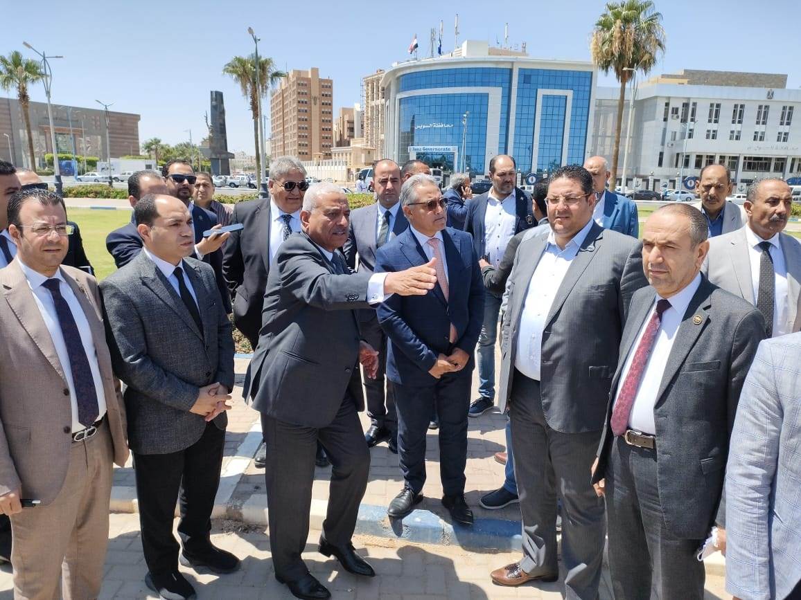 رئيس لجنة الإدارة المحلية بمجلس النواب يتلقى مذكرة من قيادات شعبية حول مشاكل السويس

