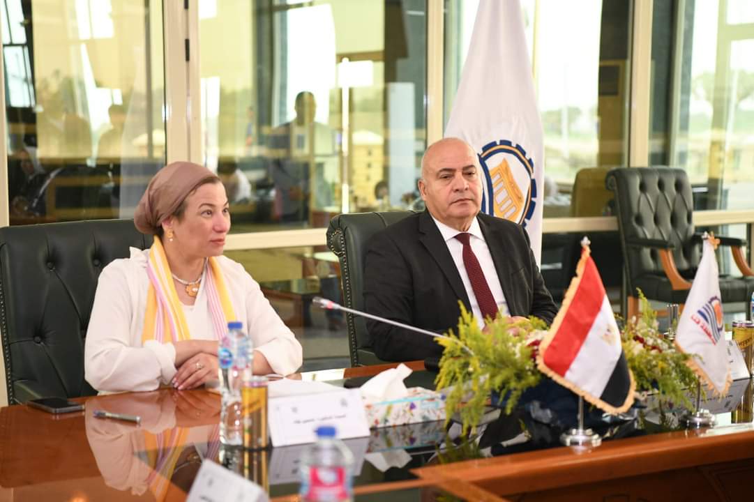 وزيرة البيئة ومحافظ قنا يفتتحان معرض للمنتجات البيئة

