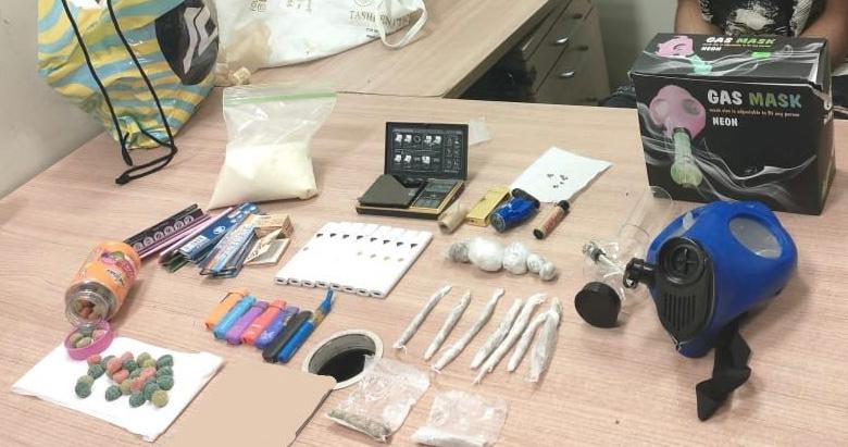 صور .. ضبط راكب بحوزته كمية متنوعة من المخدرات داخل عبوات الشامبو ومعجون الأسنان

