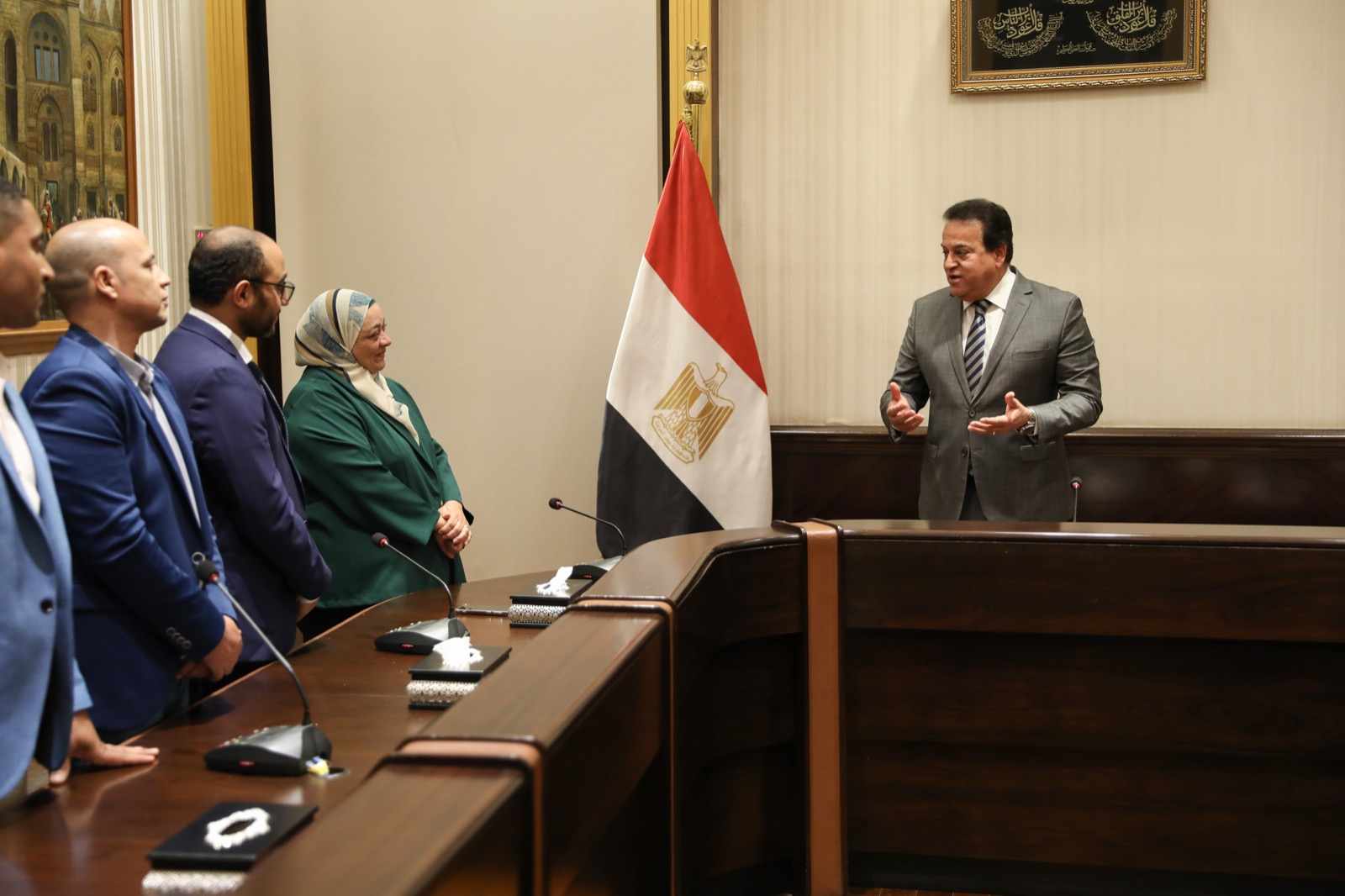 وزير الصحة يكرم طاقم تمريض بمستشفى أسيوط للصحة النفسية لأمانتهم والحفاظ على مبلغ مالي بحوزة مريض نفسي