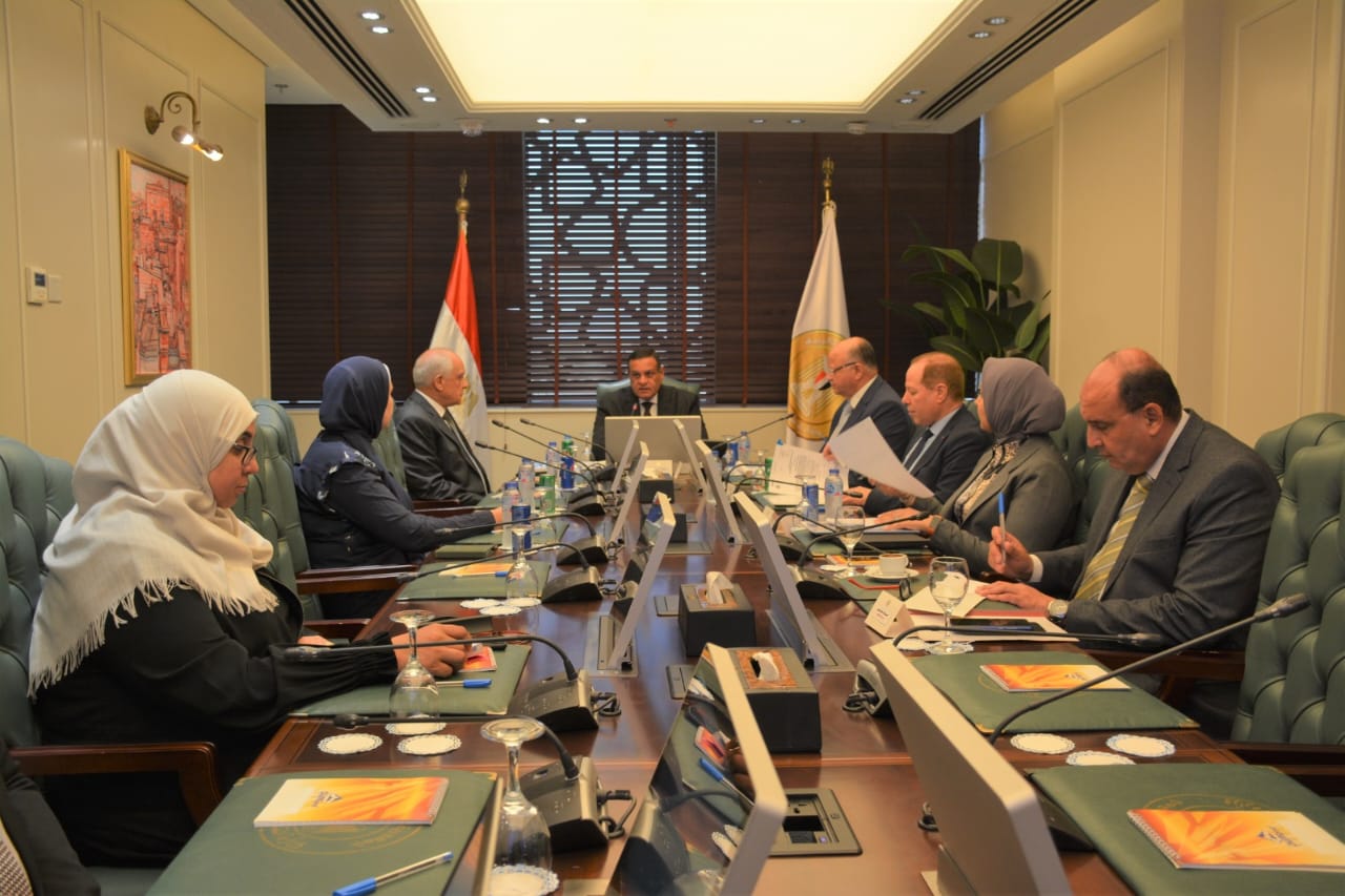 وزير التنمية المحلية يتابع مع محافظي القاهرة والجيزة معدلات تنفيذ المشروعات التنموية والخدمية الجارية علي أرض المحافظتين