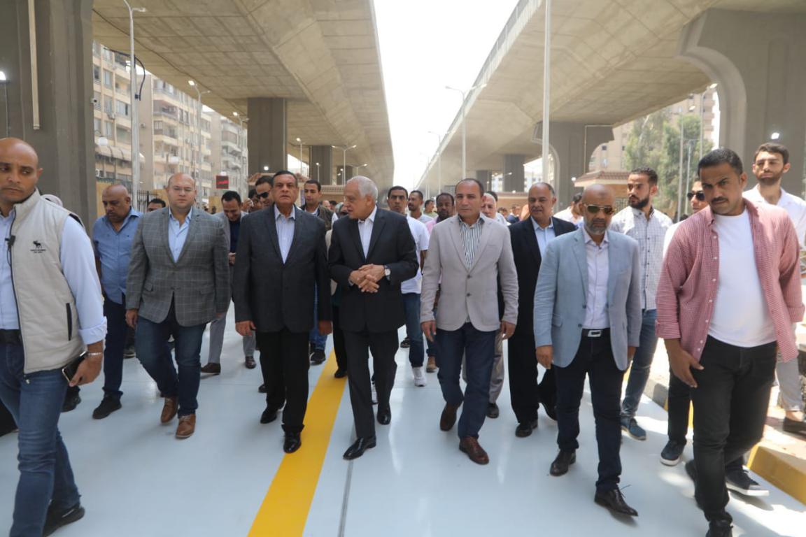 وزير التنمية المحلية ومحافظ الجيزة يفتتحان موقف سرفيس المريوطية الجديد على مساحة ٩٤٠٠ م٢ وبسعة ٣٩٥ سيارة