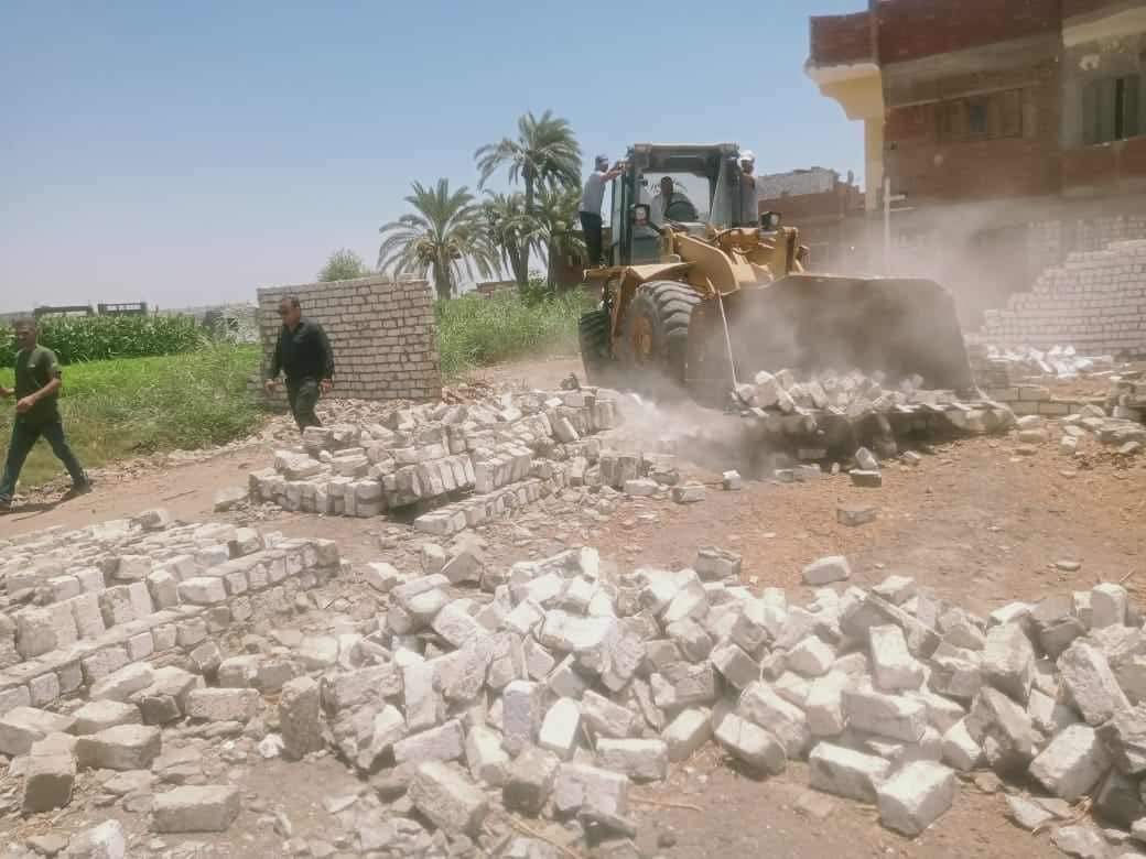 إزالة ٥٠ حالة تعد بالبناء على الأراضي الزراعية وأملاك الدولة بالمنيا