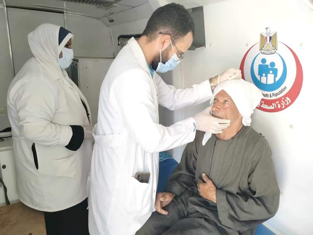 توقيع الكشف الطبي على ١٤٠٩ حالة خلال قافلة علاجية بمغاغة بالمنيا