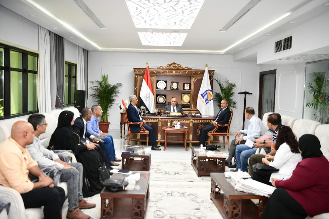 محافظ قنا يتابع الموقف التنفيذي لقانون المحال التجارية

