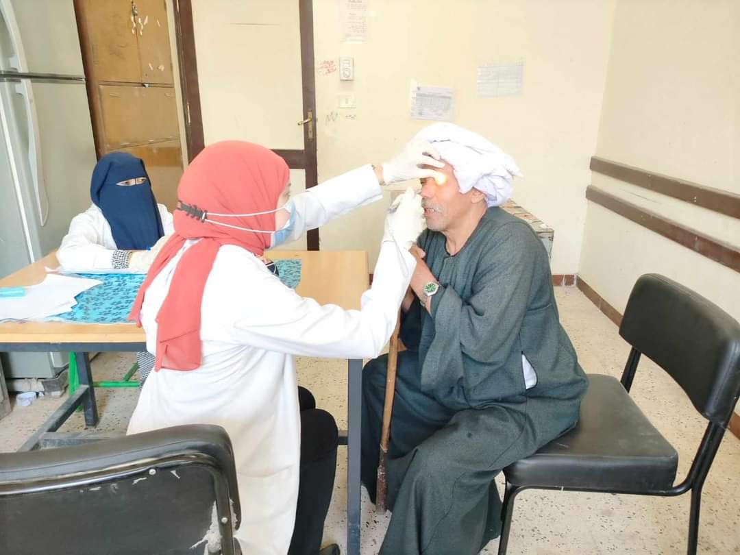 توقيع الكشف الطبي على 1455 حالة خلال قافلة علاجية بابوقرقاص بالمنيا