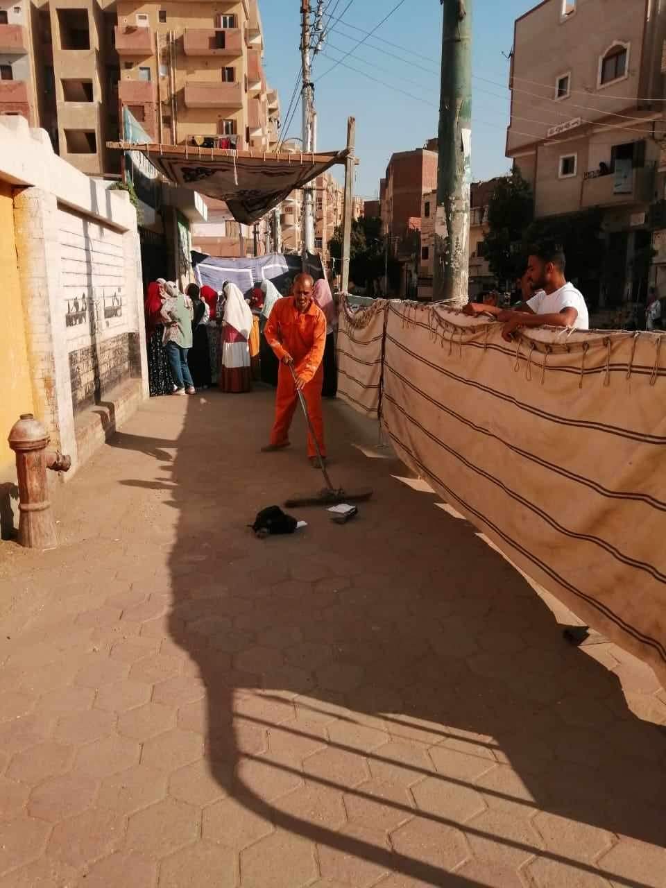 الوحدات المحلية بالمنيا تواصل حملات النظافة وإزالة الإشغالات