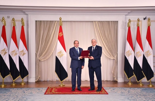 بالصور.. السيسي يمنح وسام الجمهورية لرؤساء محكمة النقض وهيئتي النيابة الإدارية وقضايا الدولة السابقين