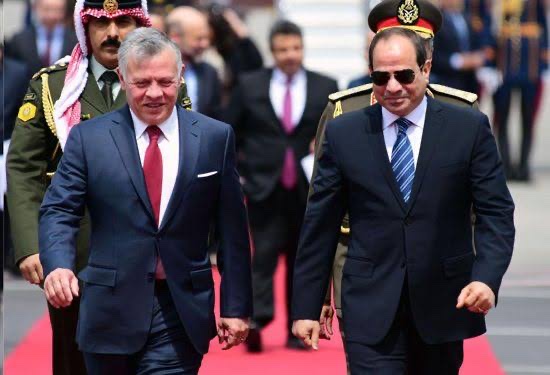 الرئيس السيسي يستقبل ملك الأردن بمدينة العلمين للمشاركة في القمة الثلاثية