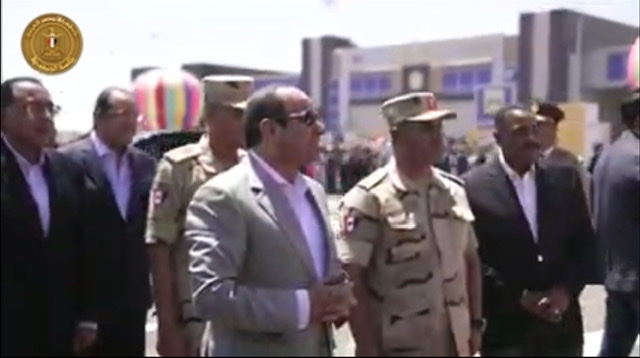 الرئيس السيسي يتفقد النقطة الأمنية المشتركة للقوات المسلحة والشرطة أمام معبر السلوم 