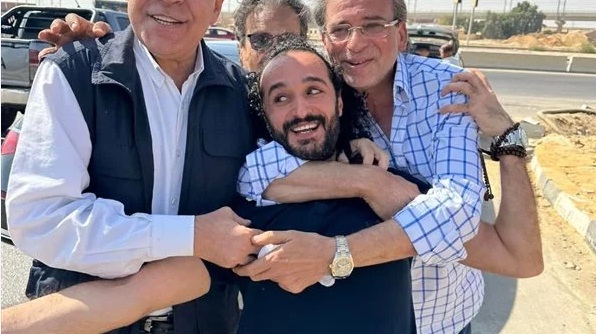 والد أحمد دومة يتوجه بالشكر للرئيس السيسي لإصدار قرار العفو عن نجله
