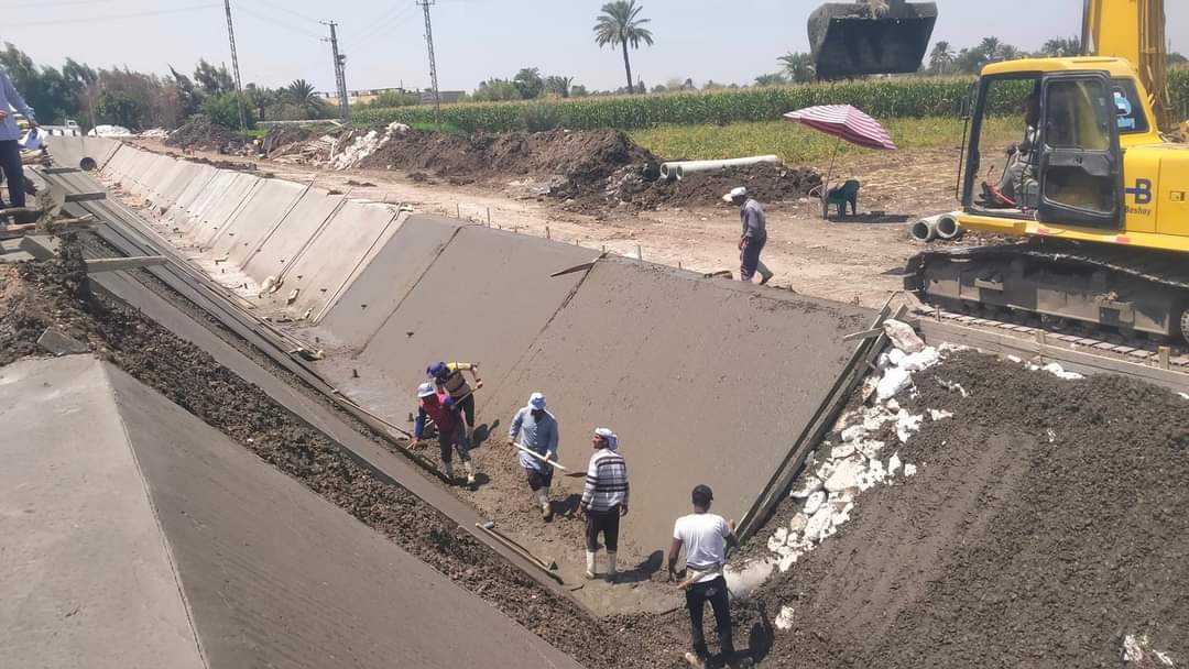 استمرار أعمال المشروع القومي لتأهيل وتبطين الترع بمركز سمالوط بالمنيا