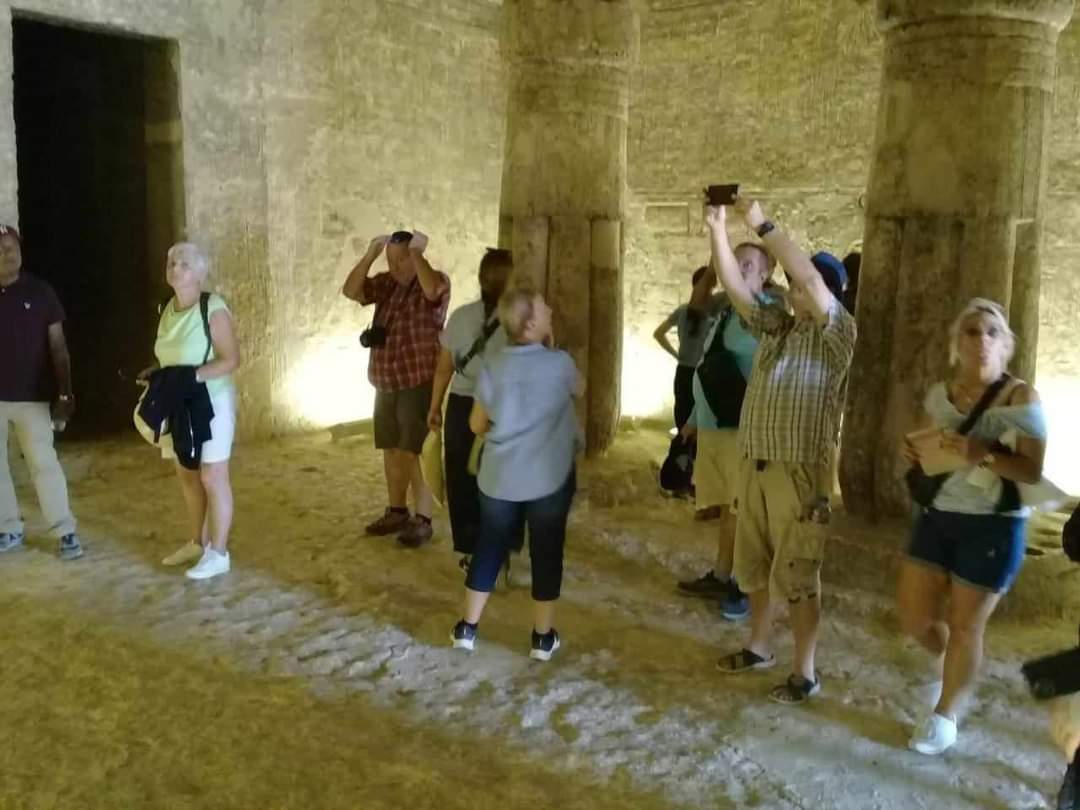وفد سياحي متعدد الجنسيات يزور المناطق الأثرية بالمنيا