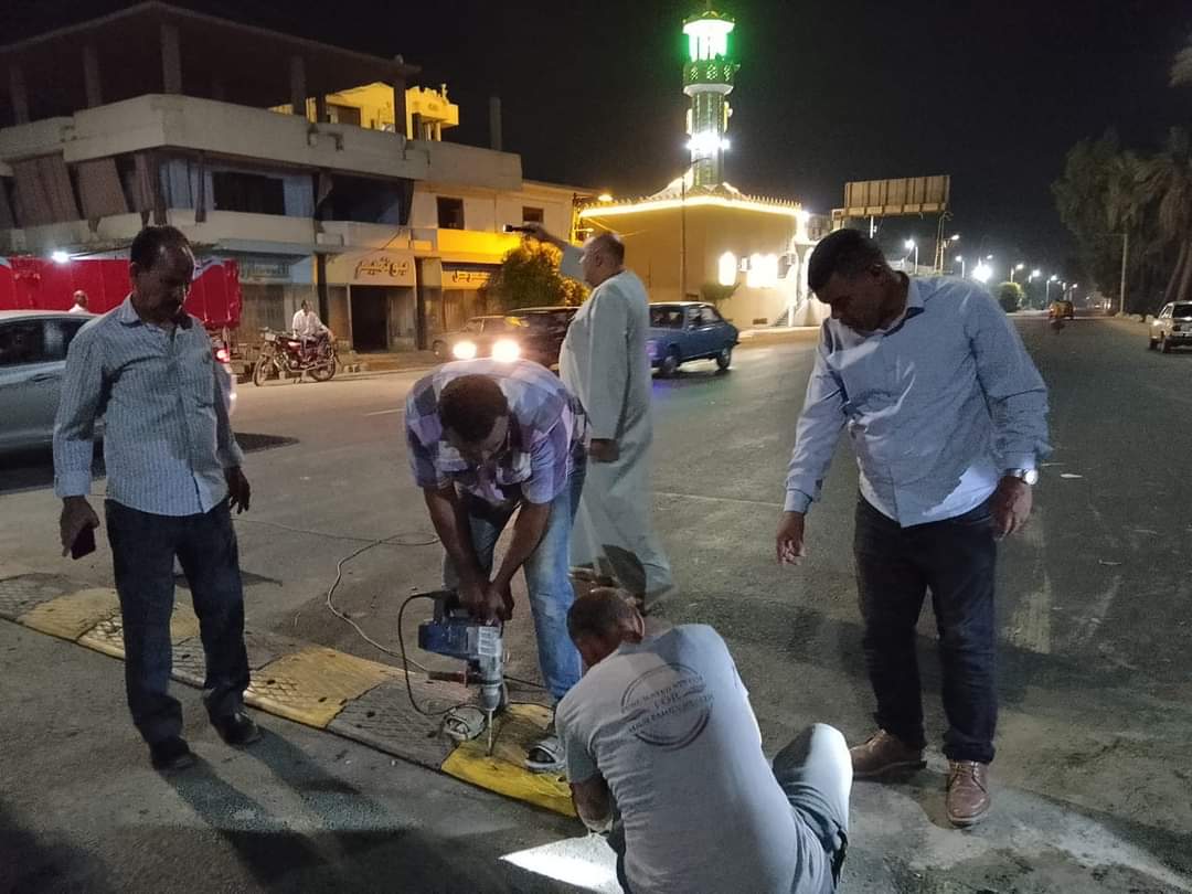 تركيب مطبات صناعية للحد من الحوادث بمداخل قرى سمالوط وملوى