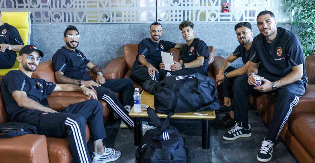 لاعبو الأهلي يتوافدون على مطار القاهرة استعدادا للسفر للنمسا


